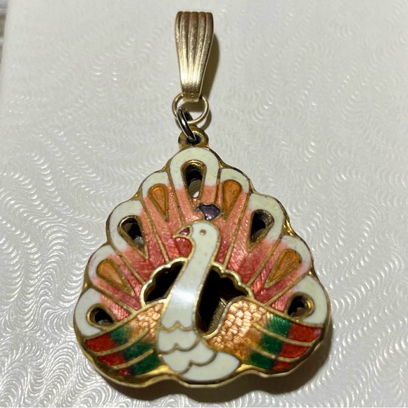 Vtg. Cloisonne Enamel Puff Peacock w/gold pendant bail; white w/multi-color EUC - Picture 5 of 5